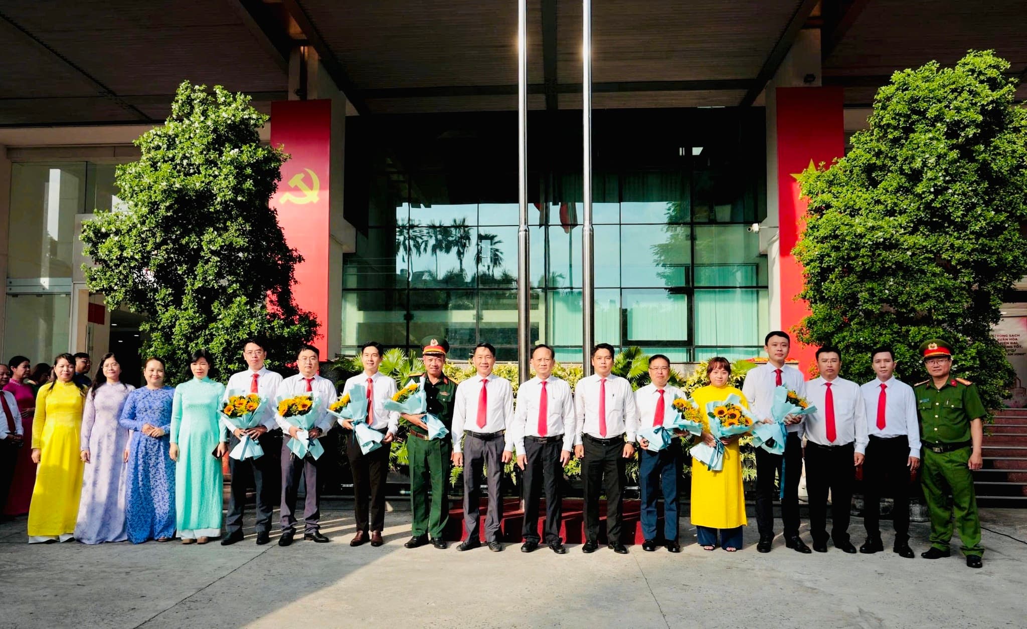 PHƯỜNG XUÂN HÒA TRAO TẶNG HOA CHÚC MỪNG CÁC ĐỒNG CHÍ NHẬN QUYẾT ĐỊNH BỔ NHIỆM ĐIỀU ĐỘNG, BỔ NHIỆM VỊ TRÍ, CHỨC DANH ...